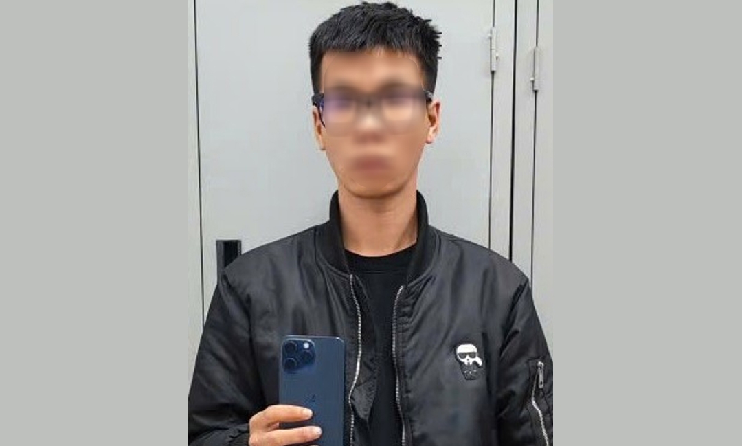 Thấy iPhone 15 Pro Max trong đơn hàng giao cho khách liền cuỗm luôn